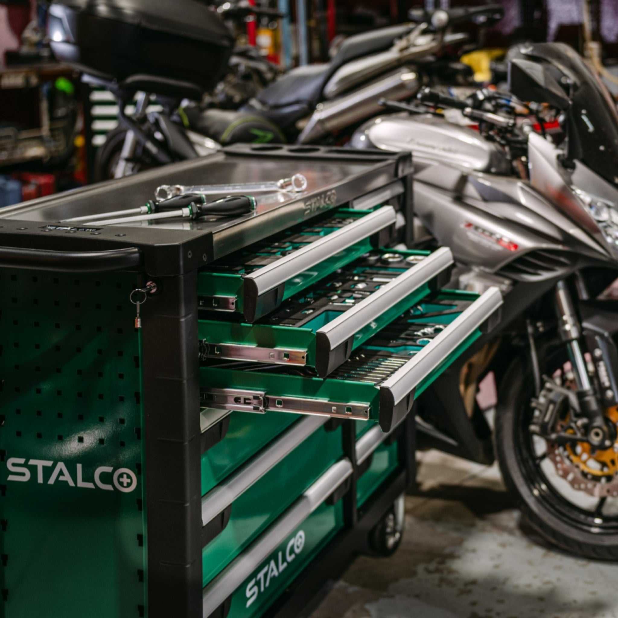 Szafka narzędziowa 12 szuflad z wyposażeniem (blat nierdzewny) | STALCO