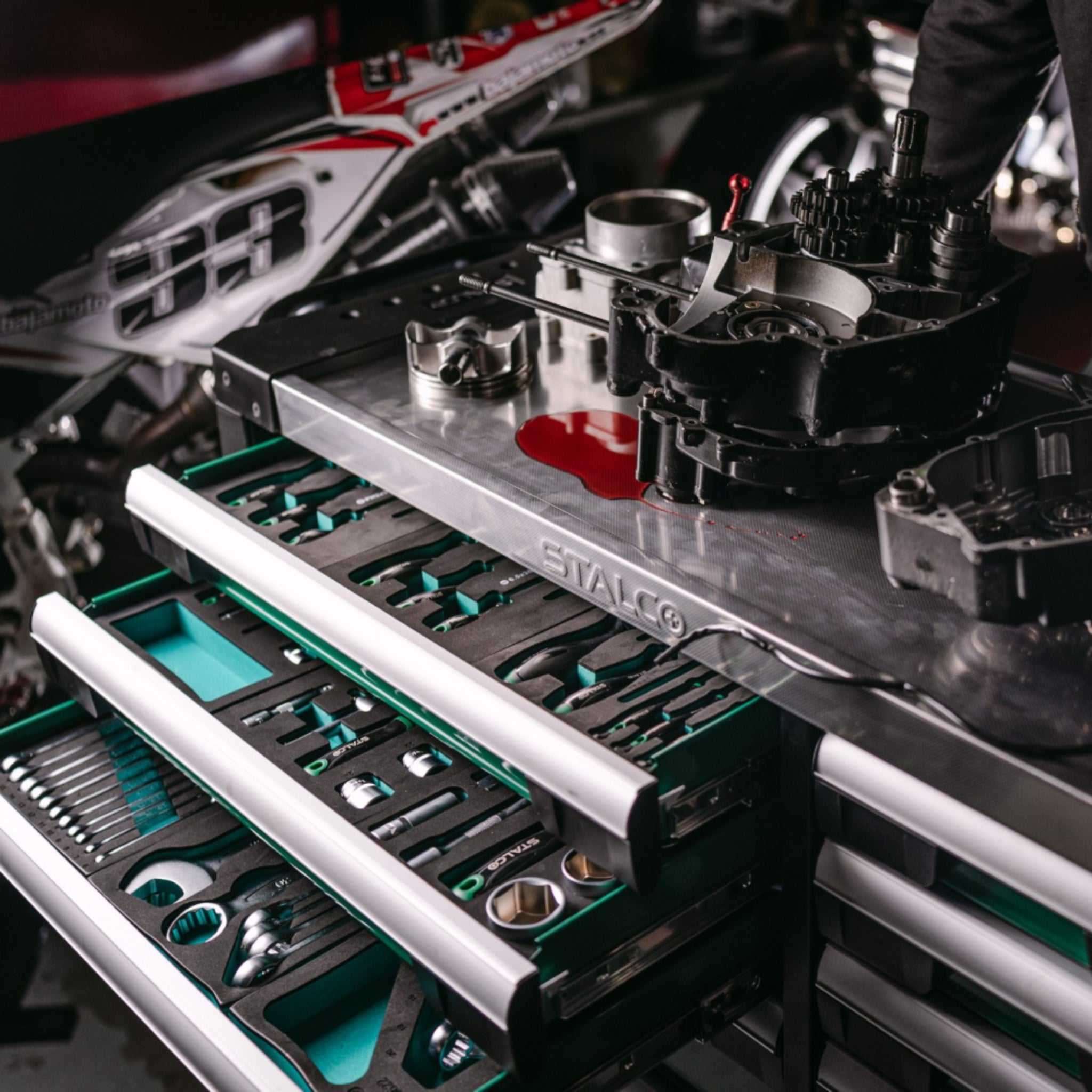 Szafka narzędziowa 12 szuflad z wyposażeniem (blat nierdzewny) | STALCO